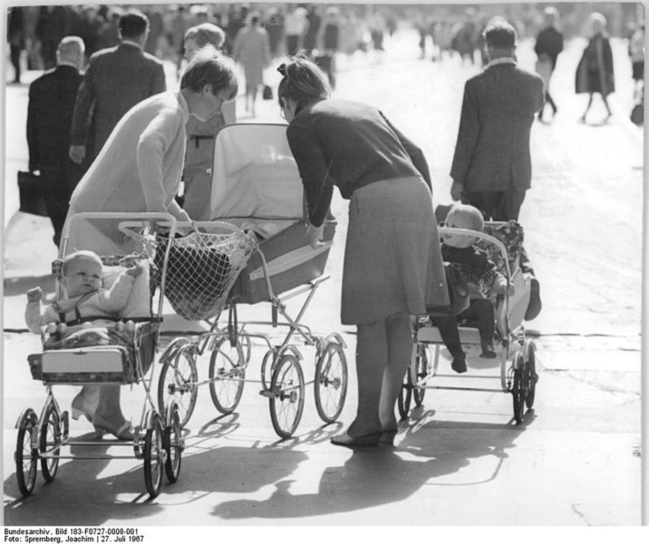 File:Bundesarchiv Bild 183-F0727-0008-001, Berlin, Straßenszene.jpg