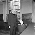 Burgemeester Van Walsum (Rotterdam) stemt, Bestanddeelnr 913-7001.jpg