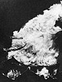 空襲で炎上する大天守（1945年5月14日、岩田一朗により撮影。）