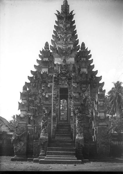 File:COLLECTIE TROPENMUSEUM Poort van een tempel op Bali TMnr 10023691.jpg