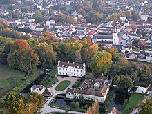 Usa ka Aerial View sa Chateau ug Center sa Town