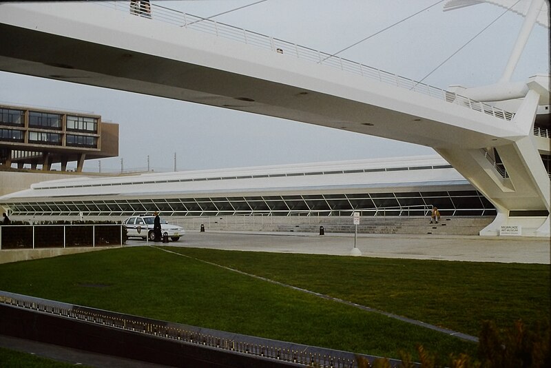 File:Calatrava - Milwaukee Art Museum, Quadracci Pavilion (AA).jpg