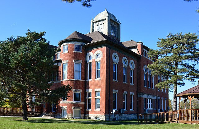 Caldwell County courthouse in Kingston