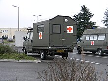 Photographie de véhicules militaires au camp de La Valbonne.