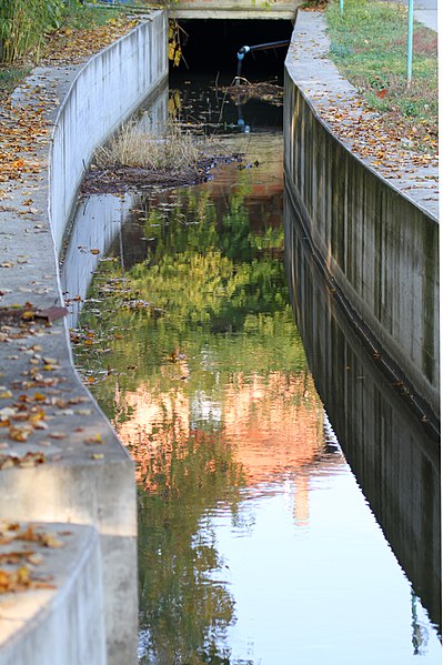 File:Canale di Savena nei pressi di via del Pozzo - panoramio (1).jpg