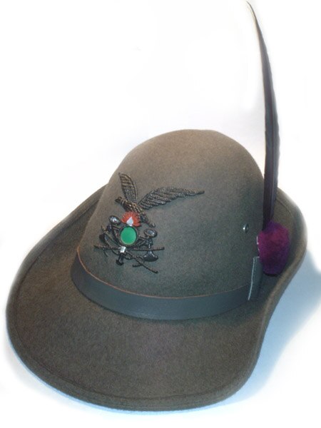 A Cappello Alpino of a Combat Engineer of the Alpini Corps: with raven feather, amaranth Nappina, (tuft) and the coat of the 2° Engineer Regiment.