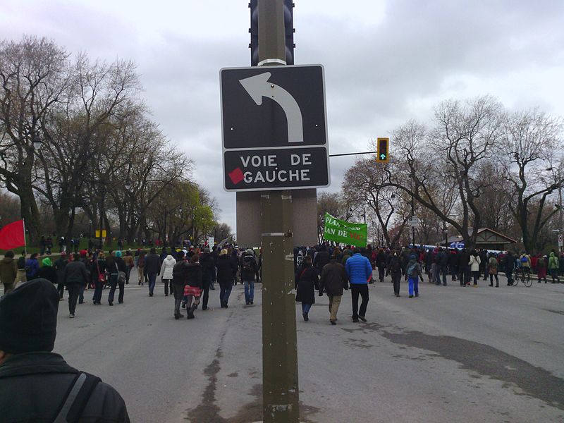 File:Carré rouge sur fond de signalisation.jpg