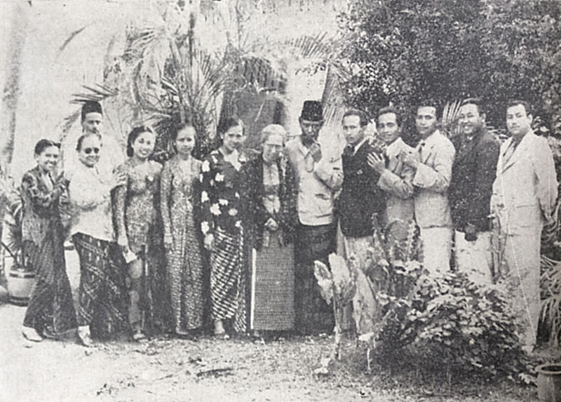 File:Cast of Air Mata Iboe Perjatoeran Doenia Dec 1941 p30.jpg