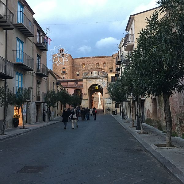 File:Castelbuono - via Sant'Anna 2.jpg