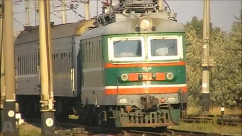 Файл:ChS2-415 with train arrives Saki station.webm