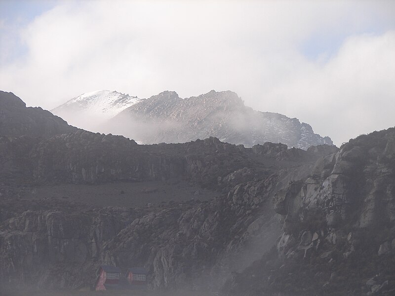 File:Chalet suizo en el nevado del Ruiz.JPG