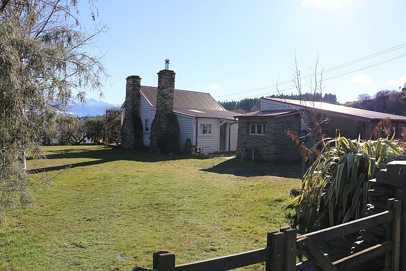 File:Chalmers' Cottage 27 Wanaka.jpg