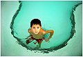 Un bambino in una piscina realizzata in vetroresina.