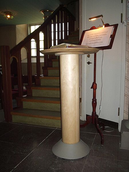 File:Christinae kyrka i Alingsås, den 8 maj 2006. Dagens Bibelord.JPG