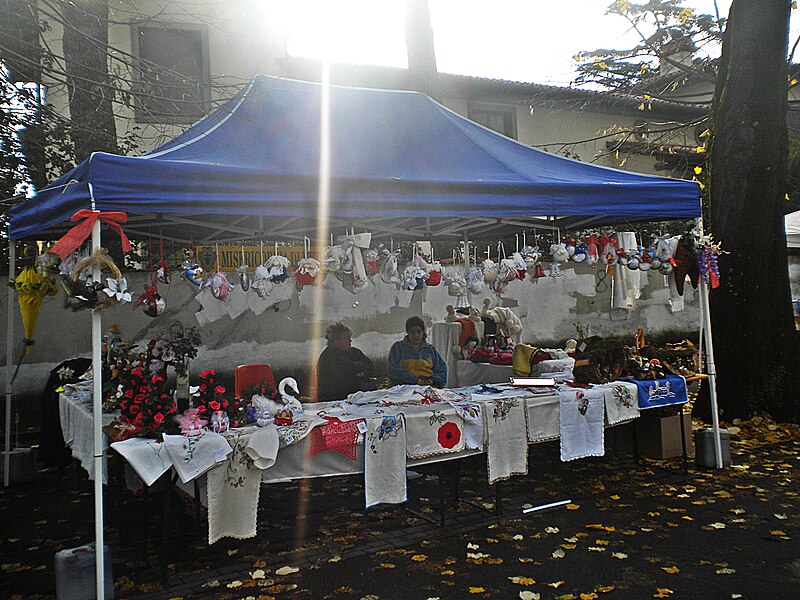 File:Christmas Market in La Pietà-stand 01.jpg