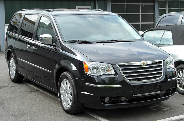 FicheiroChrysler Grand Voyager V front 20100508.jpg