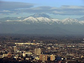 Ciudad Talca Chile junto al Volcan Descabezado.jpg