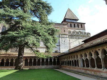 ไฟล์:Cloitre_avec_arbre_moissac.jpg