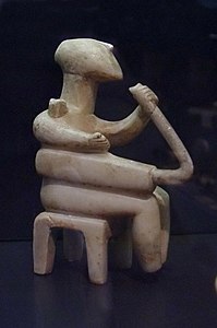 Cântăreț la harpă, sculptat în marmură, expusa în Badisches Landesmuseum din Karlsruhe, Germania