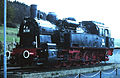 DB locomotief 94 1538 (094) als denkmalloc te Gönnern. Deze locomotief is bedrijfdvaardig en gestationeerd te Ilmenau, ingezet op de Rennsteigbahn.