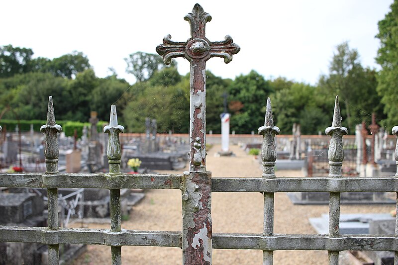 File:Dame-Marie-les-Bois - Cimetière.jpg