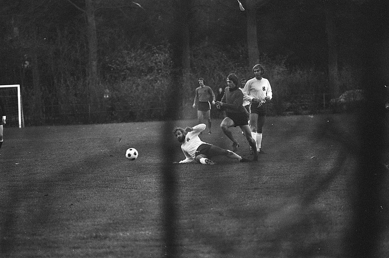 File:De selectie van het Nederlands elftal speelt een oefenwedstrijd in Zeist, Bestanddeelnr 926-8290.jpg