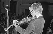 「若いアマチュアのための全国ヴァイオリンコンクール」でヴァイオリンの演奏をする少年とそれを聴く観客たち（オランダ、1971年）