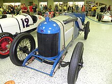 Photo de trois-quarts face d'une voiture bleue dans un musée.