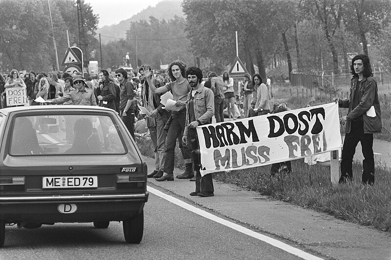 File:Demonstratie voor vrijlating van in W-Duitsland veroordeelde Harm Dost bij grens, Bestanddeelnr 928-5977.jpg