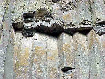 A close up of the polygonal columns of phonolite surrounding the tower