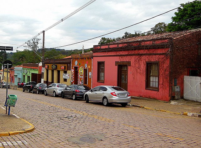 Rua Heitor Penteado, a principal rua do distrito