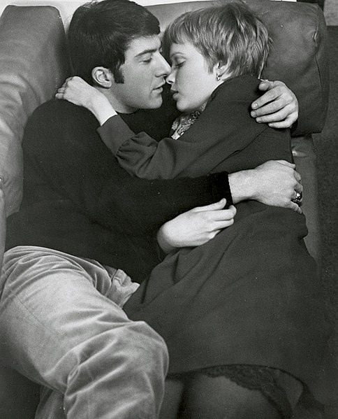 Hoffman with Mia Farrow on the set of John and Mary (1969)