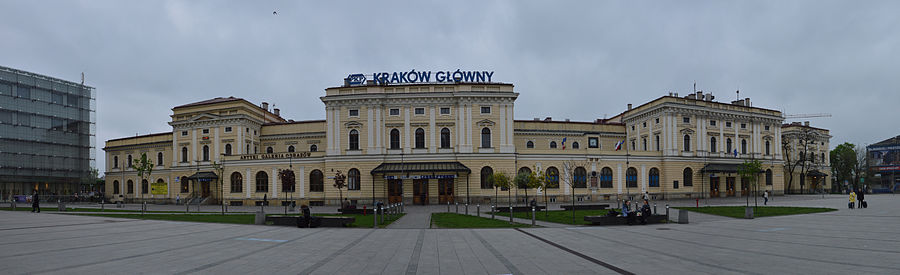 Panorama des Bahnhofsvorplatzes mit dem denkmalgeschützten ehemaligen Bahnhofsgebäude von 1847, links die Galeria Krakowska