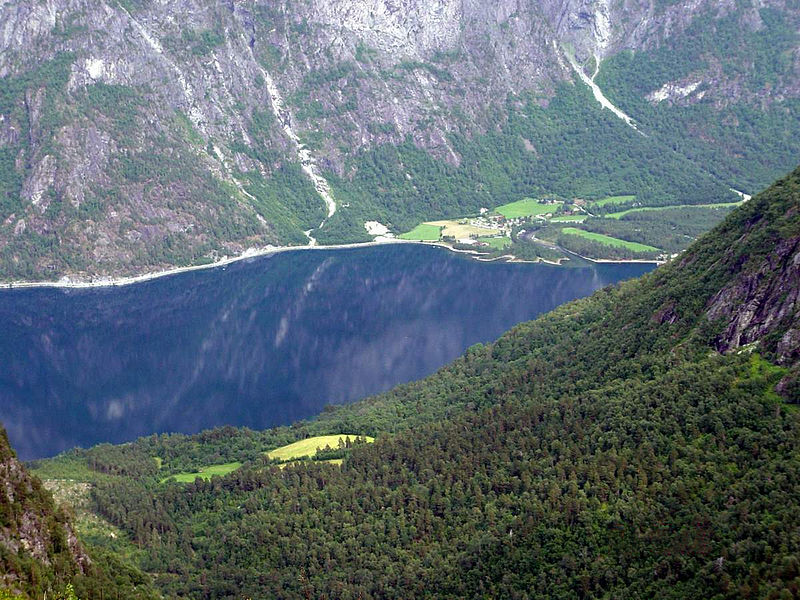 File:Eikesdalsvatnet (Eikesdalsee).JPG