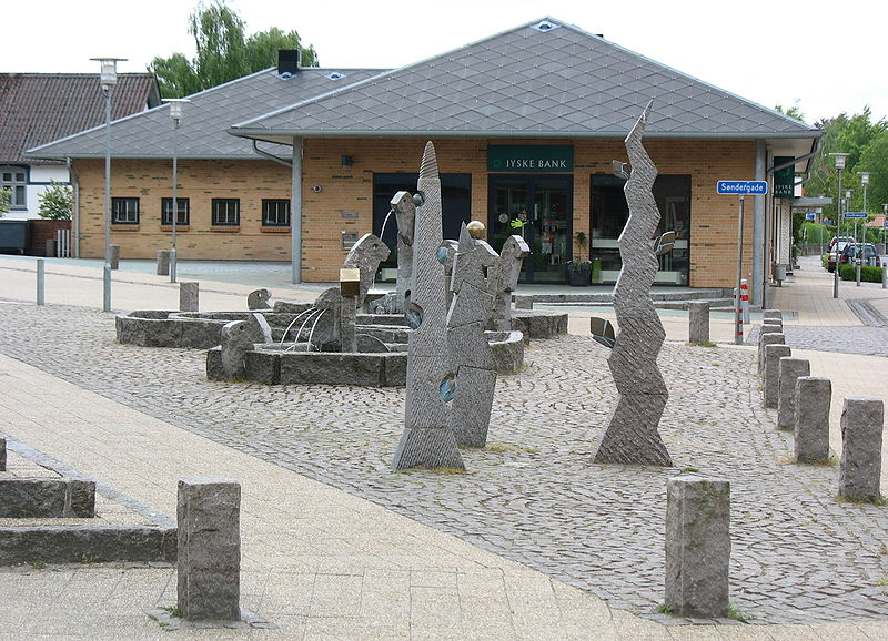 File:Ejstrupholm - skulpturer.jpg