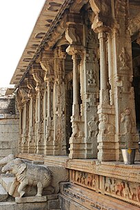 balustra elefantore që të çojnë në mandapan e hapur në Tempullin Raghunatha në Hampi