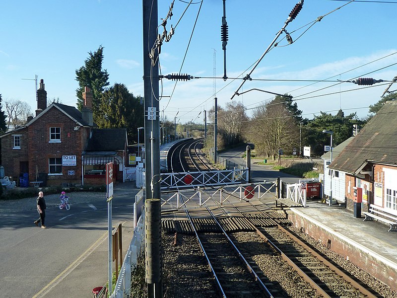 File:Elsenham level crossing (geograph 6052650).jpg