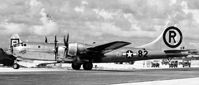 Fotografia in bianco e nero dell'aereo a terra dopo la sua missione a Hiroshima.