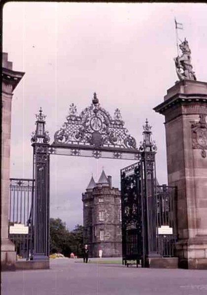 File:Entrance to Holyrood House - geograph.org.uk - 25039.jpg
