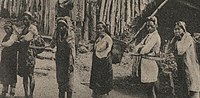 1904 年南投埔里原住民在中川山分遣所前交換物品的情景