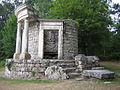 Храм философии в Эрменонвиле изначально был задуман незавершённым, символизируя неполноту человеческого знания.