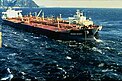 Die Exxon Valdez drei Tage nachdem sie vor Alaska auf Grund lief