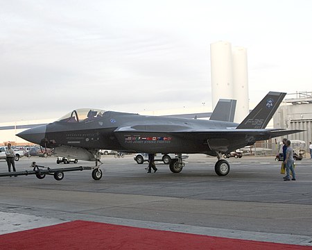 Tập_tin:F-35A_-_Inauguration_Towing.jpg