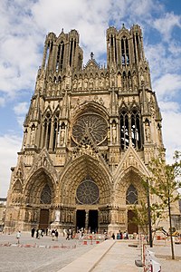 Facade de la Cathédrale de Reims - Parvis.jpg