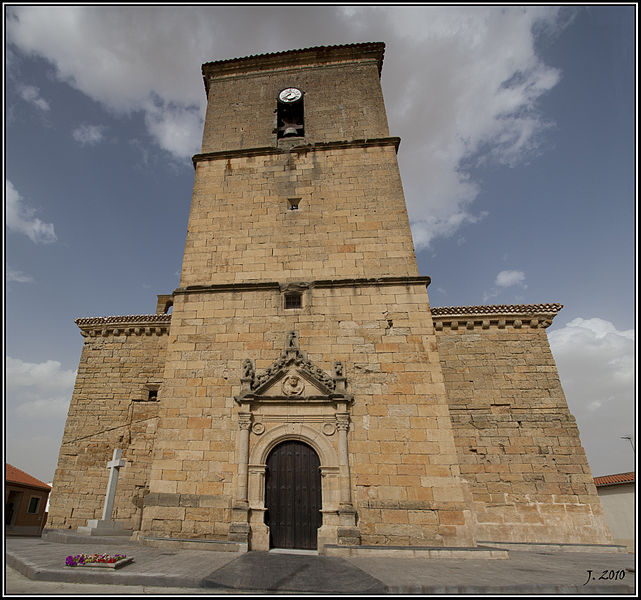 File:Fachada iglesia San Pedro Apostol.jpg