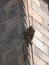 Detalle de la torre de la Colegiata de la Oliveira (Olivo), en Guimarães, donde a las cuerdas esculpidas se asocia una gárgola representando el acto del sexo oral