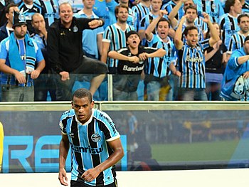 Grêmio é superior e vence o Libertad por 2 a 0 no jogo de ida das