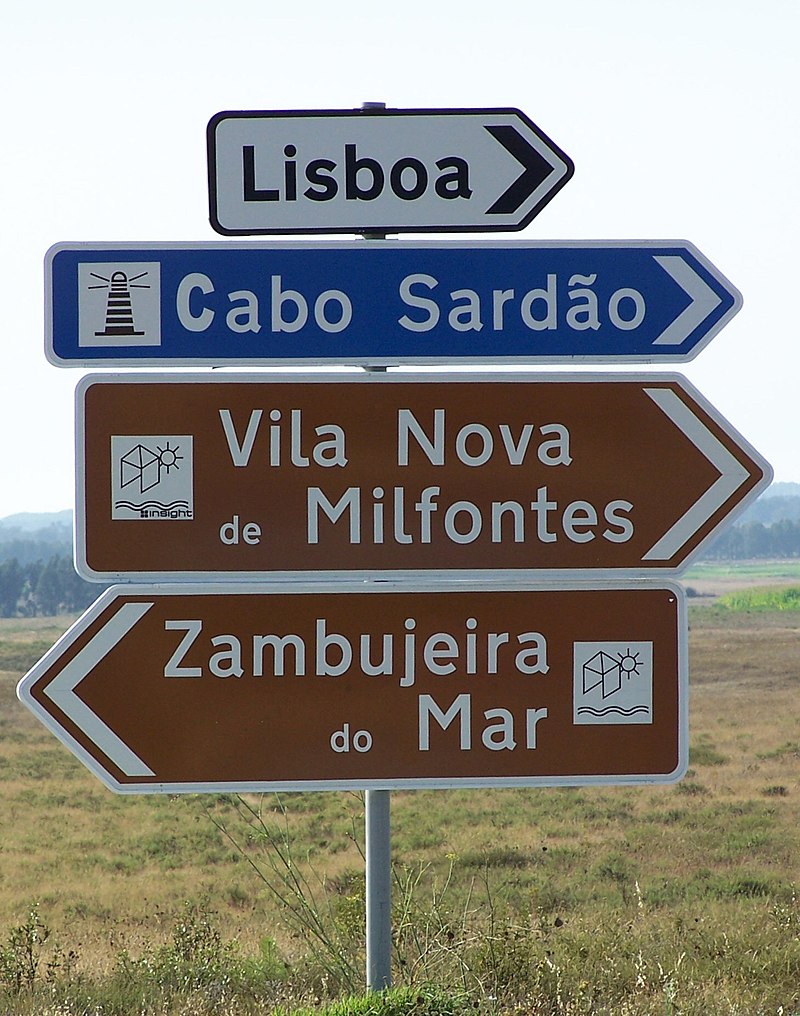 Example of the use of the Transport typeface in road signs in Portugal.