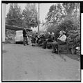Journalist og reportasjebil fra NÅ besøker russiske flyktninger på Granlien pensjonat på Helgøya i Hedmark 1954 Foto: Ragge Strand, NÅ / Arkivverket
