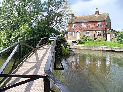 Footbridge Over the River Wey - geograph.org.uk - 2574072